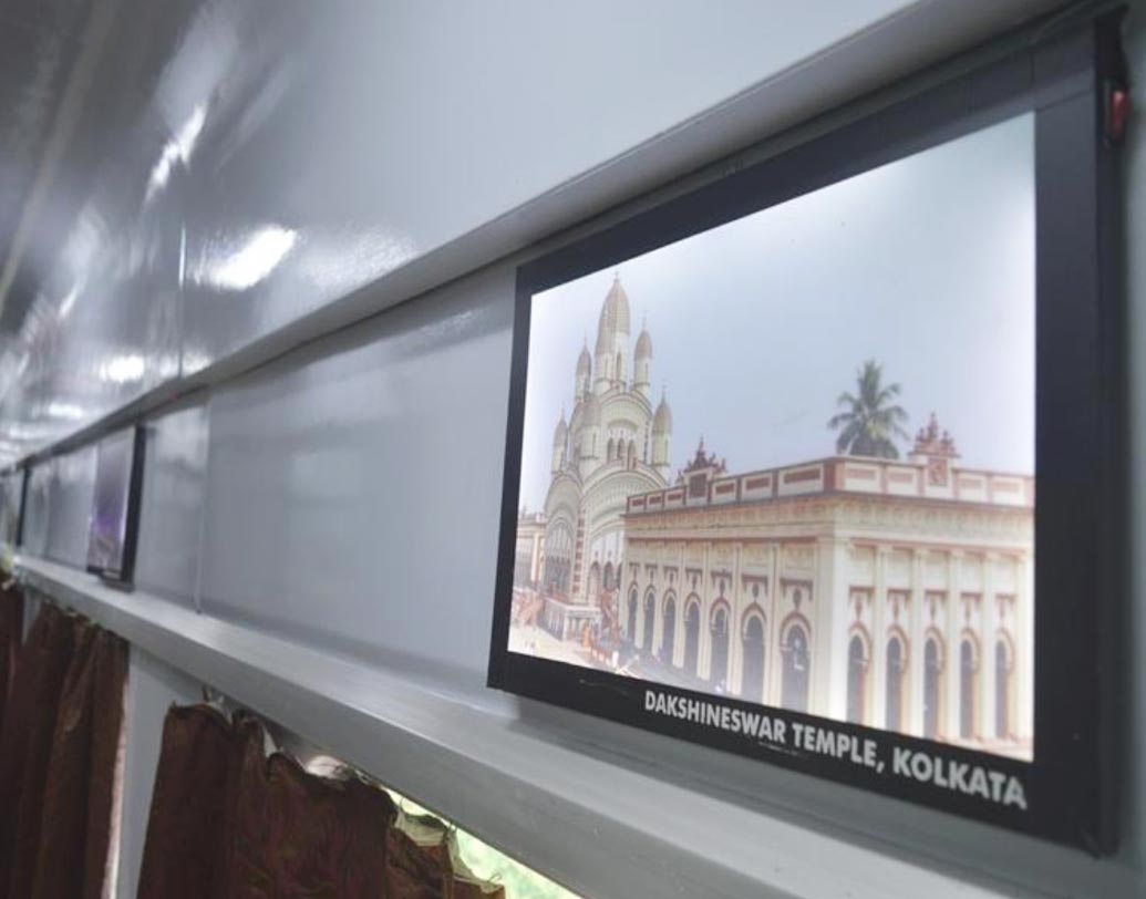 ঝাঁ চকচকে এলইডি ফ্রেমে ঐতিহ্যপূর্ণ স্থানের ছবিতে সাজানো হয়েছে ট্রেনের দু’পাশের দেওয়াল।