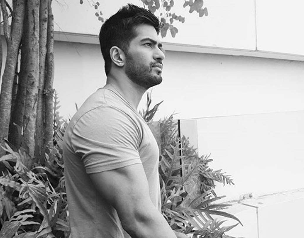 অমিত টন্ডন:ইন্ডিয়ান আইডল ভারতের রিয়্যালিটি জগতে আলোড়ন তৈরি করেছিল। আর সেই শোয়ের প্রথম সিজনের দ্বিতীয়প্রতিযোগী হিসেবেঅমিত টন্ডন বাদ পড়ে যান। তবে টেলি-জগতে তাঁর ক্যারিশ্মা এখনও জারি।