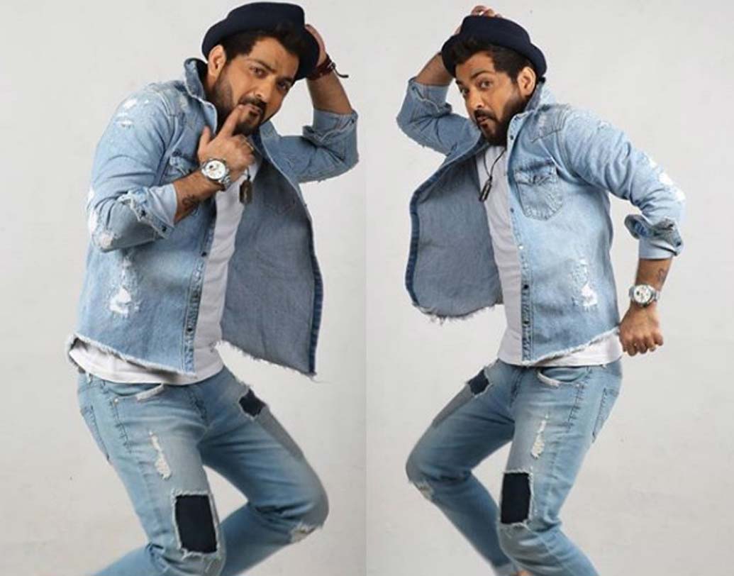 মনু পঞ্জাবি: ‘বিগ বস ১০’-এর এই প্রতিযোগীও কামাল দেখিয়েছিলেন। ভোটও পেয়েছিলেন রাশি রাশি। তবে বিধি বাম। শেষ পর্যন্ত ট্রফি জিততে পারেননি। বিগ বসের ঘর থেকে বেরিয়ে এসে ‘ডেট টু রিমেম্বার’ শো-এর হোস্ট হন মনু পঞ্জাবি।