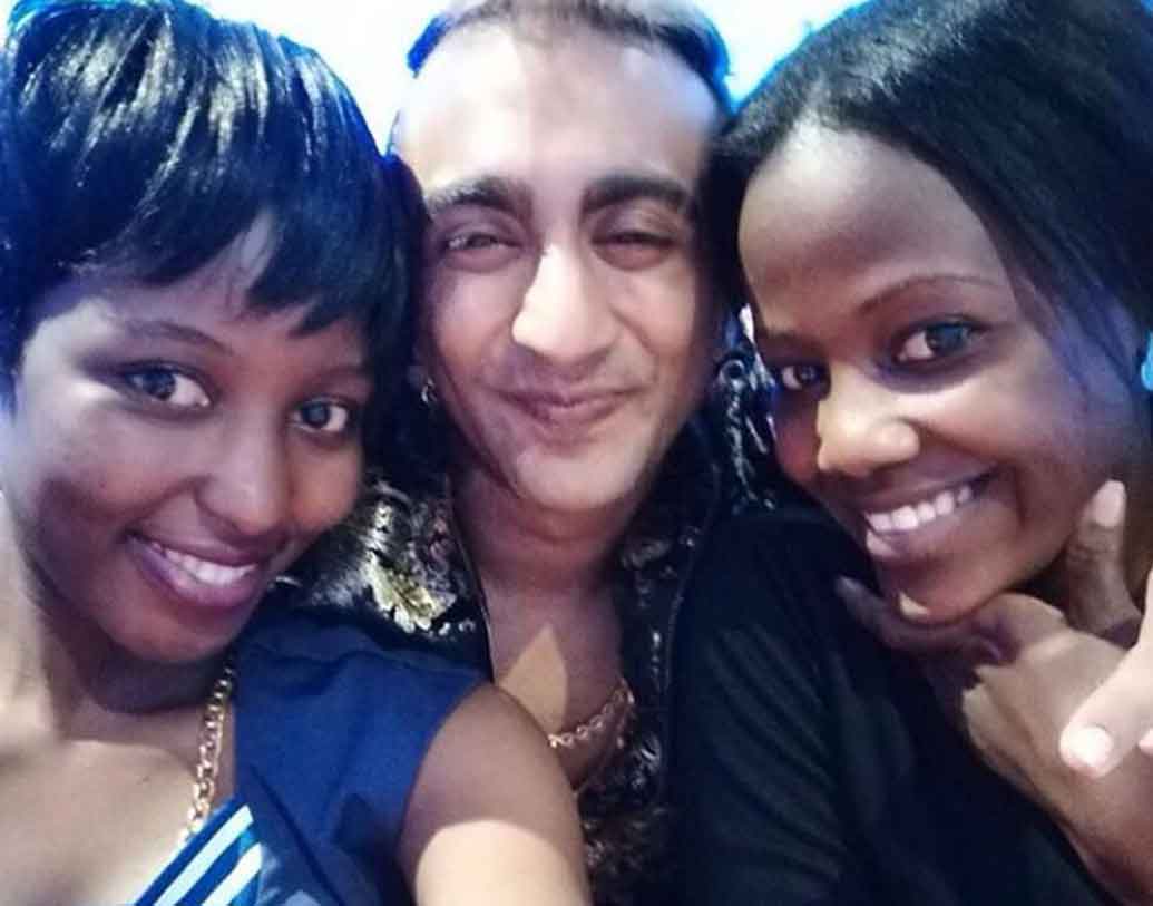 জন্ম ১৯৯৩ সালে ভারতেই।পরে তাঁর পরিবার টেক্সাসে পাড়ি দেন। বাবার নাম অনিল দদলানি। আকাশ টেক্সাসের বাসিন্দা।