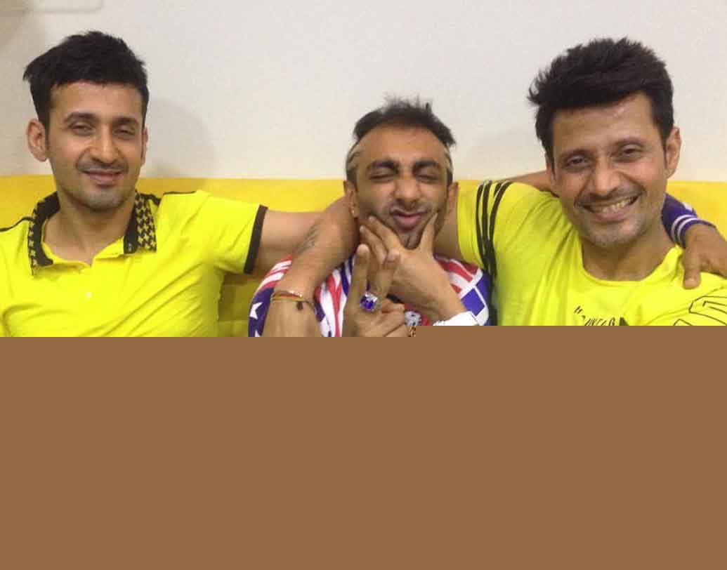 মু্ম্বইয়ে এসে থাকতে শুরু করেন আকাশ। মুম্বইয়ে যে এলাকায় তিনি থাকেন, সেখানেই ‘মিত ব্রাদার্স’-এরবাড়ি। একটা সুযোগ করে দেওয়ার জন্য তাঁদের কাছে অনুরোধ করেন আকাশ।