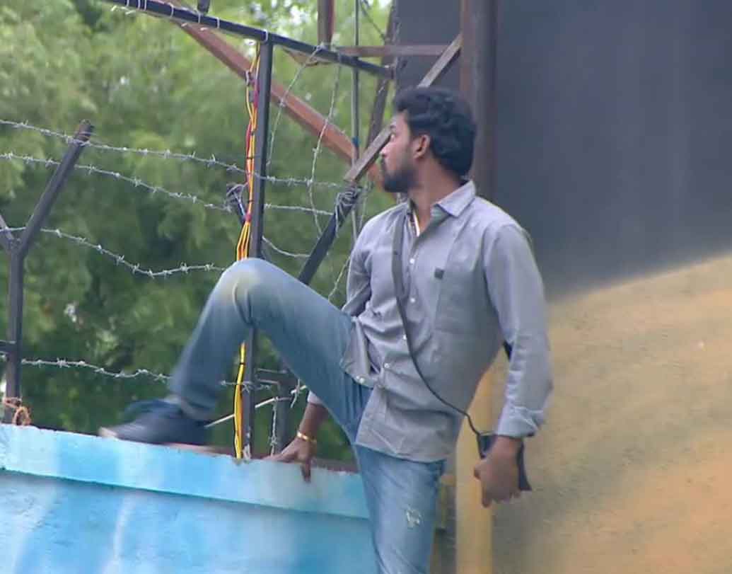 যদি কোনও ব্যক্তি রেগে গিয়ে বা অন্য কোনও কারণে শো শেষ হওয়ার আগে বা বাদ পড়ার আগে ঘর ছেড়ে বেরিয়ে যাওয়ার চেষ্টা করে তা হলে খেলার নিয়ম অনুযায়ী তাঁকে বড় অঙ্কের জরিমানা দিতে হবে।