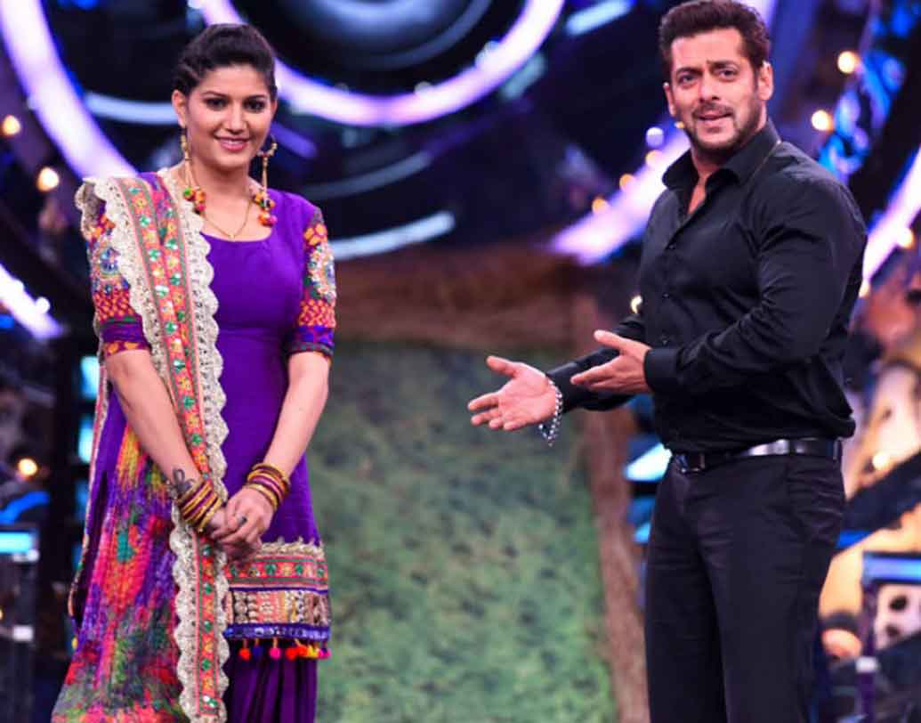 এই শো নিয়ে বিতর্ক বহুদিনের। অনেকেই বলেন, ‘বিগ বস’ একটি স্ক্রিপ্টেড শো। অনেকের ধারণা, খেলা শুরুর আগেই বিজয়ী ঠিক করে রাখা হয় এখানে। তবে এটা ঠিকই যে, এই শোতে যোগ দেওয়ার আগে প্রতিযোগীদের সকলকে একটি গোপন কাগজে সই করতে হয়। সেখানেই লেখা থাকে শোয়ের নিয়মকানুন। এবং শর্ত অনুযায়ী সেই কাগজে লেখা কোনও কথা বাইরে প্রকাশ করার কোনও অধিকার নেই প্রতিযোগীদের।