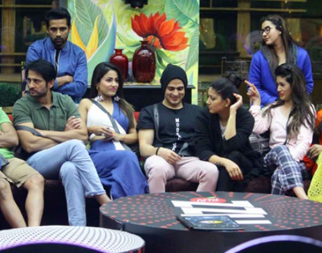 ‘বিগ বস’ হাউসের মধ্যে থাকাকালীন বাইরের কারও সঙ্গে যোগাযোগ করা একেবারেই নিষিদ্ধ। এমনকী ফোনও ব্যবহার করতে দেওয়া হয় না অংশগ্রহণকারীদের। মোট ১১৭ দিন ধরে শুট করা হয় এই শো। তার মধ্যে ১৭ দিন থাকে বিজ্ঞাপন ও প্রচারের শুটিংয়ের জন্য। এই সময়টুকু গোটা জগৎ থেকে বিচ্ছিন্ন হয়ে কাটাতে হয় প্রতিযোগীদের।