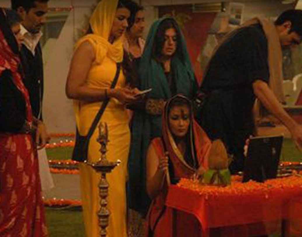 শোনা গিয়েছে, বিগ বসের ঘরে নাকি ধর্ম সংক্রান্ত কোনও বই নিয়ে যাওয়া নিষিদ্ধ।