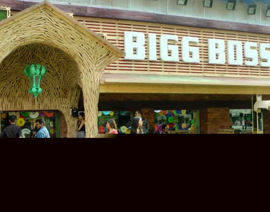 ‘বিগ বস’-এর বাড়িটি নাকি আসলে ভুতুড়ে। অনেকেই নাকি এই বাড়িতে নানান অস্বাভাবিকত্ব দেখেছেন। অনেকের অনুভূতি, ছায়ার মতো কোনও একটি মেয়ে তাঁদের গলা টেপার চেষ্টা করছে। বা ঘরের কোণে একটি ছায়ামূর্তিকে বসে থাকতেও দেখেছেন অনেকে।