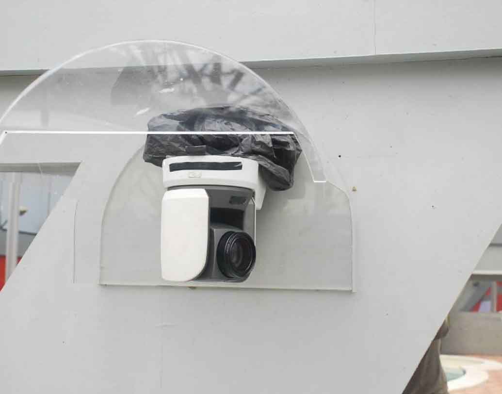 মোট ৯০টি লুকনো ক্যামেরা রয়েছে ‘বিগ বস’-এর ঘরে। প্রতিযোগীদের সমস্ত কার্যকলাপ ধরা পড়ে এই ক্যামেরাগুলোতে।