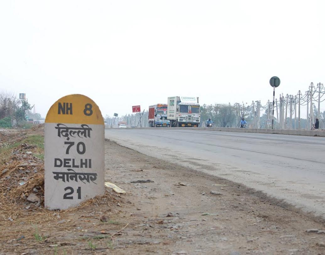 রাস্তার ধারে আপনি যদি হলুদ রঙের মাইলস্টোন দেখেন, তা হলে বুঝবেন আপনি কোনও জাতীয় সড়কে রয়েছেন। এই সড়কগুলির রক্ষণাবেক্ষণের দায়িত্ব কেন্দ্রীয় সরকারের।