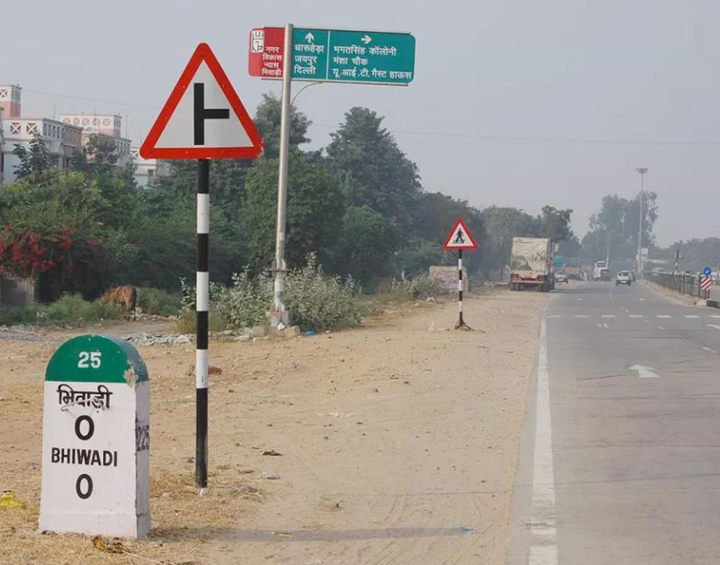 রাস্তার ধারে আপনি যদি কোথাও সবুজ রঙের মাইলস্টোন দেখেন, তা হলে তার অর্থ আপনি কোনও রাজ্য সড়কে রয়েছেন। এই সড়কগুলির রক্ষণাবেক্ষণের দায়িত্ব রাজ্য সরকারের।