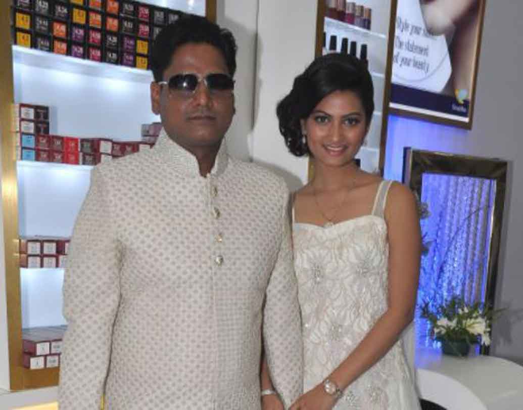 ‘শুদ্ধ স্যালোঁ’ নামে বোরিভালিতে একটি স্যালোঁ রয়েছে শ্রদ্ধার।