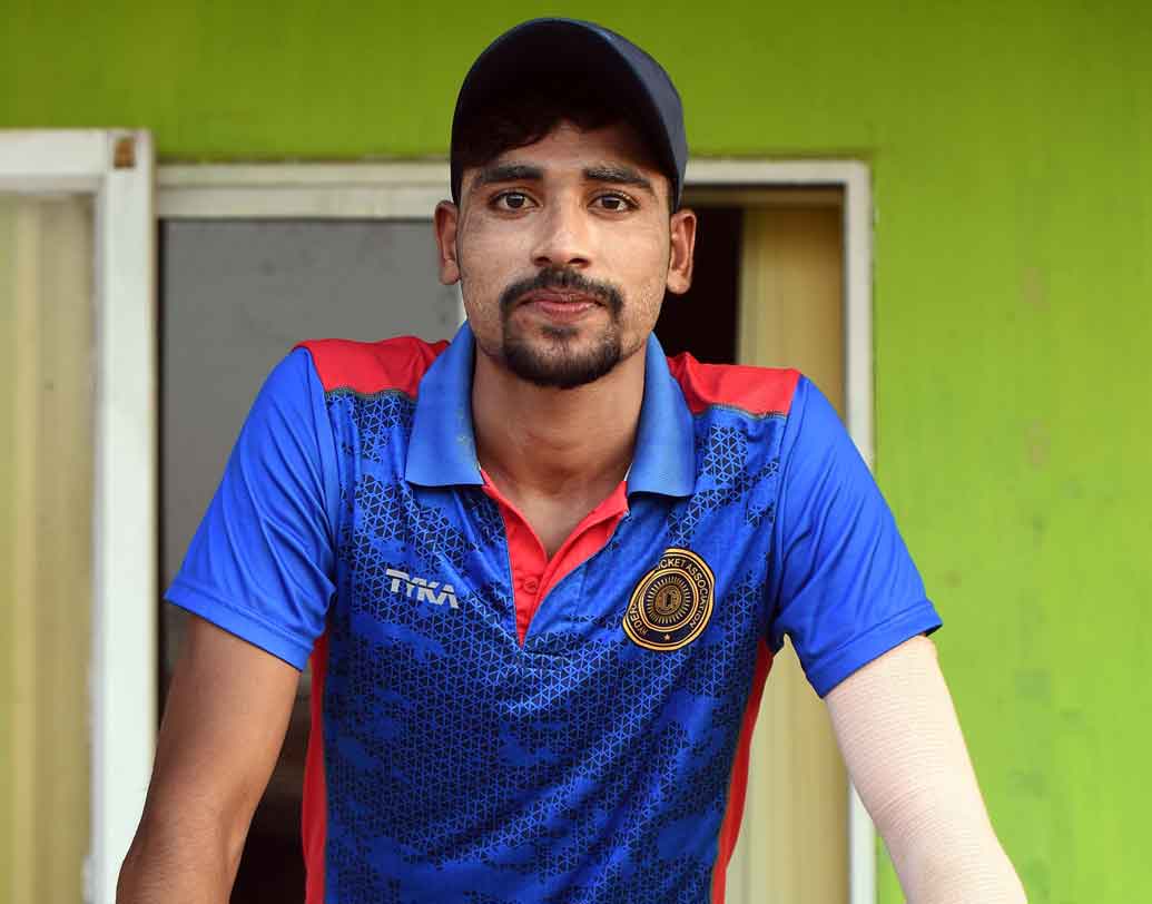 মহম্মদ সিরাজ: প্রথম টি২০ ম্যাচে সুযোগ না পেলেও, দ্বিতীয় টি২০ ম্যাচে ভারতের জার্সি গায়ে অভিষেক হতে পারে এই ফাস্ট বোলারের।