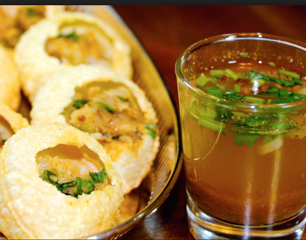 ফুচকা কোনও বড় দোকান থেকে সাধারণত আমরা খাই না। খুবই আহ্লাদে ফুটপাথ থেকেই খেয়ে থাকি। রাস্তায় থাকা সাধারণের জন্য জলের কল ব্যবহার করে থাকেন। বর্ষায় জল দূষিত হয়ে যাওয়ার সম্ভাবনা। তা থেকে পেটের রোগ হতে পারে।