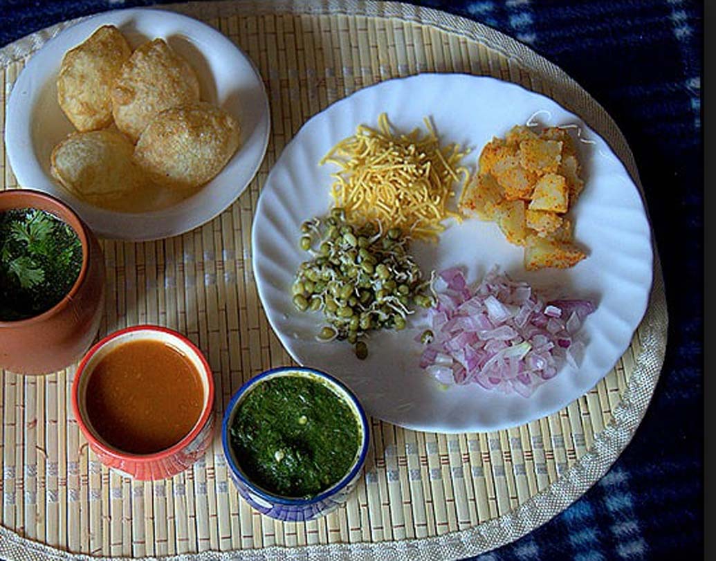 বেশিরভাগ ফুচকা বিক্রেতারাই গ্লাভস পরেন না। ফুচকা দেওয়ার আগে ভাল করে হাত ধুয়েও নেন না। ব্যাকটিরিয়া তাঁদের হাত থেকে আপনার শরীরে প্রবেশ করতে পারে।