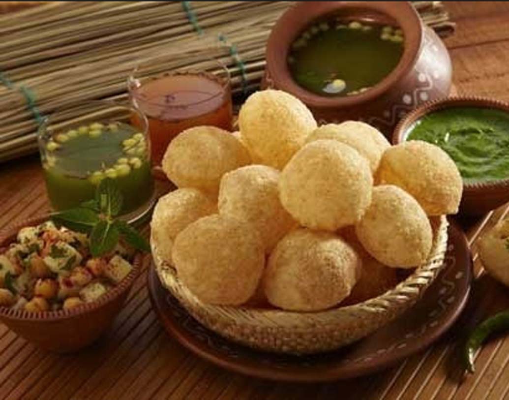 বর্ষায় রাস্তাঘাটে জল জমে যায়, রাস্তাঘাট নোংরা হয়ে থাকে। আর তার মাঝেই বিক্রেতারা ফুচকা বেচেন। অস্বাস্থ্যকর সেটাও।