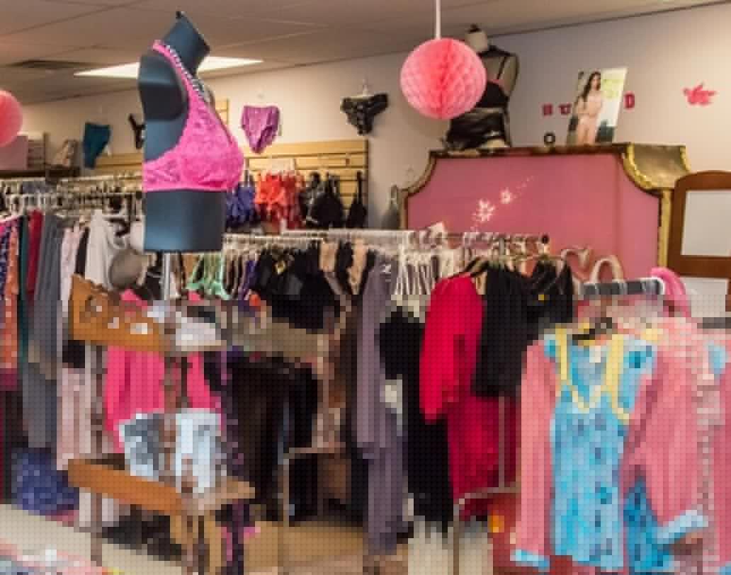 ম্যাগাজিনে বিশেষ কোনও অন্তর্বাস দেখে ওটাই কেনার চেষ্টা করবেন না। বেশ কয়েকটা ট্রায়াল দিয়ে তবেই নিজের জন্য সঠিক অন্তর্বাসটি বাছাই করে নিন। নিজস্ব স্টাইল স্টেটমেন্ট মাথায় রাখুন।