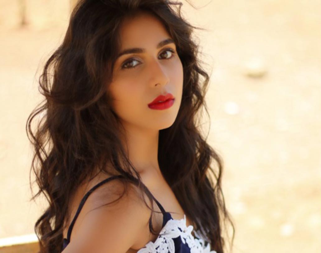 ইনস্টাগ্রাম অ্যালবামে সম্প্রতি তিনি একেবারে ভিন্ন ধরনের কিছু ছবি শেয়ার করেছেন।