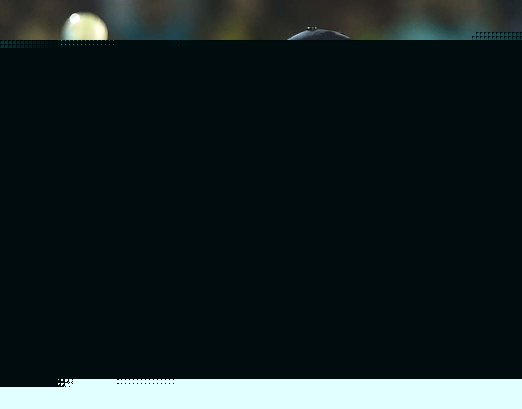 ২০০ ওয়ান ডে খেলে বিরাটের মোট রান ছিল ৮৮৮৮। কোহালির রানের নিরিখে অনেক পিছিয়ে সচিন তেন্ডুলকর-ব্রায়ান লারা-সৌরভ গঙ্গোপাধ্যায়দের মত ক্রিকেটারেরা। ২০০ ওয়ান ডে-র পর এবি ডে’ভিলিয়ার্সের রান ছিল ৮৬২১, সৌরভের রান ৭৭৪৭, লারার রান ৭৩৭০ এবং সচিনের রান ছিল ৭৩০৫।