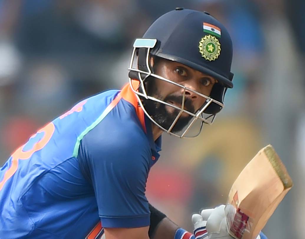 বিরাট ছাড়া আন্তর্জাতিক ক্রিকেটে ২০০তম ওয়ান ডে ম্যাচে শতরান আছে এবি ডে’ভিলিয়ার্সের। এখানেও এবিডি-কে মাত দিয়েছেন এই দিল্লিবাসী। কেপটাউনে ২০১৬ সালে ইংল্যান্ডের বিরুদ্ধে ২০০তম ম্যাচটি খেলেছিলেন ডে’ভিলিয়ার্স। সে ম্যাচে ১০১ রানে অপরাজিত ছিলেন এবি। সেখানে চলতি বছরই মুম্বইয়ের ওয়াংখেড়ে স্টেডিয়ামে নিজের ২০০তম ম্যাচে  নিউজিল্যান্ডের বিরুদ্ধে কোহালি করেছেন ১২১ রান।