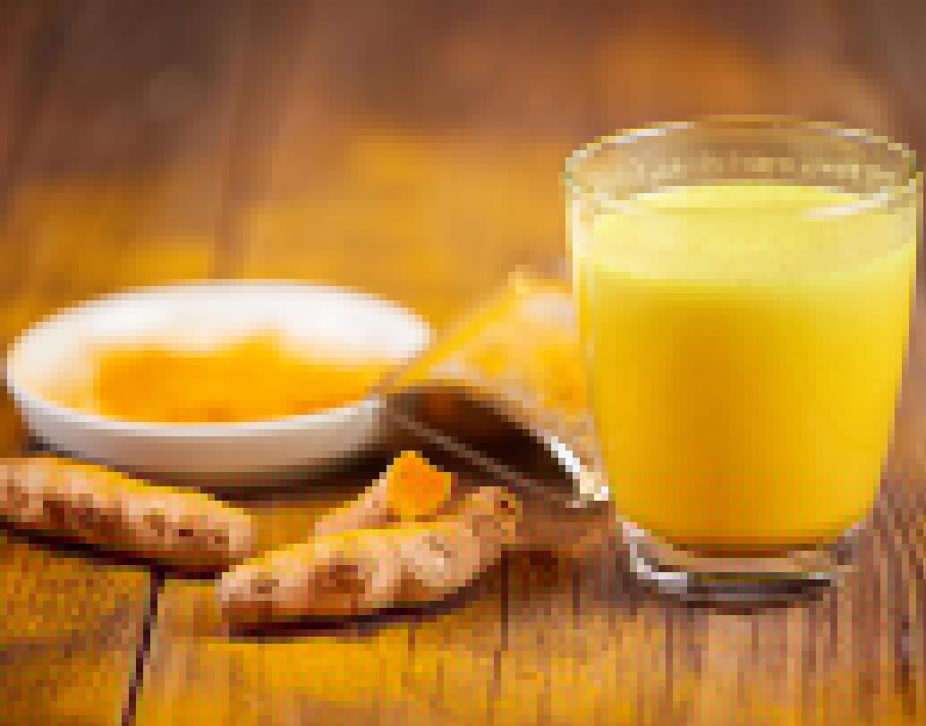 হলদি দুধ: জ্বর-জ্বালা মেটাতে মা-ঠাকুমাদের বরাবরের ভরসা আয়ুর্বেদিক পথ্য। দুধ, আদা, ঘি, গোলমরিচ, তুলসি পাতার ব্যবহার সেই প্রাচীন কাল থেকেই চলে আসছে। জ্বর-সর্দিতে সবচেয়ে কাজে দেয় হলদি দুধ। কী করে বানাবেন? খুব সহজ। এক কাপ গরম দুধে হাফ চামচ হলুদ গুঁড়ো ফেলে ভাল করে মিশিয়ে নিন। প্রতিদিন রাতে ঘুমোনোর আগে এই মিশ্রণ গরম গরম খান। সর্দি-কাশি আপনার ছায়াও মাড়াবে না।