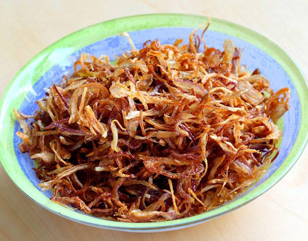 ঘি-পেঁয়াজ: দেখেই অবাক হলেন তো? ভাবছেন বেশ রসালো আমিষ রান্নার উপকরণ কী ভাবে রোগ ব্যধি কমাবে? কিন্তু এই টোটকার নিদানও বাড়ির বয়স্কদের কাছ থেকেই পাওয়া। ঘি দিয়ে মুচমুচে করে ভাজা পেঁয়াজ একটু গরম গরম যদি চিবিয়ে ফেলতে পারেন, তাহলেই কেল্লাফতে। সর্দিতে অনেক আরাম পাবেন।