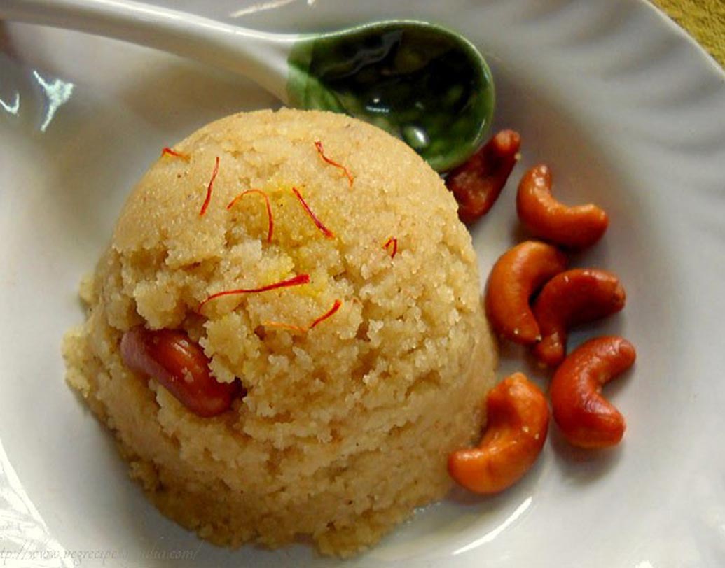 আদার হালুয়া: আপনি কি খুব কাশছেন? কাশির বিরাম নেই! তা হলে এই পদটা এক বার খেয়ে দেখুন। কড়াইতে ঘি গরম করে, আদা বাটা, সুজি এবং চিনি দিয়ে নাড়তে থাকুন। হালুয়া তৈরি হয়ে গেলে এক চামচ করে দিনে তিনবার খান।