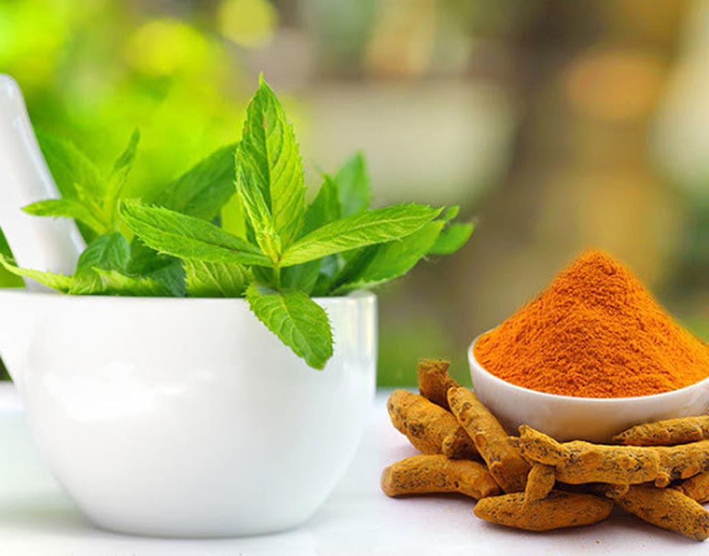 আদা-তুলসি: মিক্সারে আদা, তুলসি ফেলে রস করে নিন। এ বার তার সঙ্গে এক চামচ মধু মিশিয়ে খেয়ে ফেলুন। দেখবেন ম্যাজিকের মতো সর্দি-কাশি উধাও।