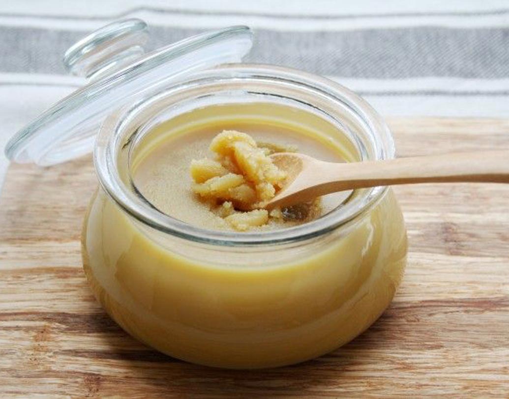 দেশি ঘি: ঘি এবং রসুনের কোয়া একসঙ্গে গরম করুন। এ বার উষ্ণ করে সেই মিশ্রণ বুকে এবং পিঠে মালিশ করুন। সর্দিতে অনেক আরাম পাবেন।