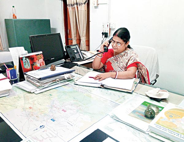 দায়িত্বে: খড়্গপুরের কার্যালয়ে সোনালিদেবী। নিজস্ব চিত্র