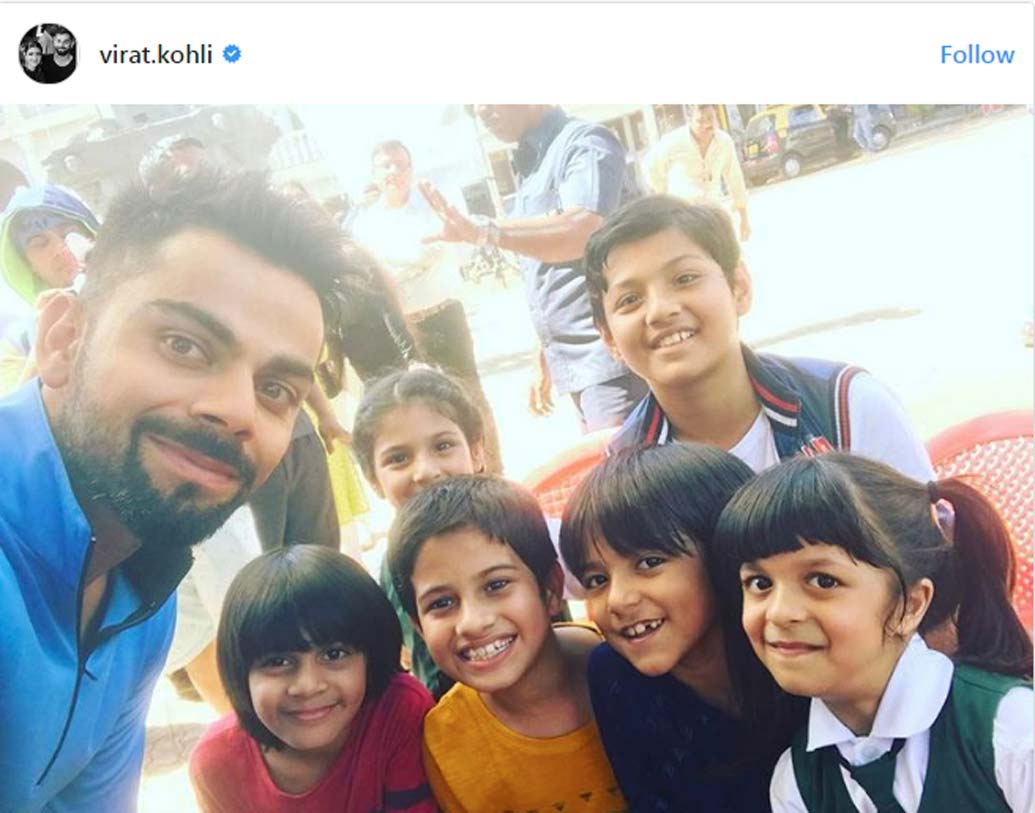 সামাজিক কাজেও বার বার এগিয়ে এসেছেন কোহালি। বহু বার অসহায় শিশুদের পাশে দাঁড়িয়েছেন।