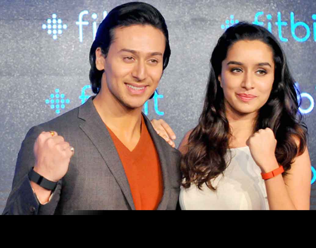 টাইগার শ্রফ এবং শ্রদ্ধা কপূর: ‘বাগি’ সিনেমার অনস্ক্রিন রোম্যান্টিক জুটি টাইগার এবং শ্রদ্ধা কিন্তু অফস্ক্রিনেও পরস্পরের ভাল বন্ধু। আমেরিকান স্কুল অফ মুম্বইতে এক সঙ্গে পড়াশোনাও করেছেন। দু’জনেই স্বীকার করেছেন, পরস্পরের প্রতি তাঁদের নাকি গোপন ক্রাশও ছিল। তবে বলা হয়ে ওঠেনি।