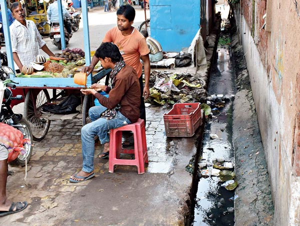 বন্ধ:১৯ নম্বর ওয়ার্ডে কমলা সিনেমা হলের সামনে নিকাশি। নিজস্ব চিত্র