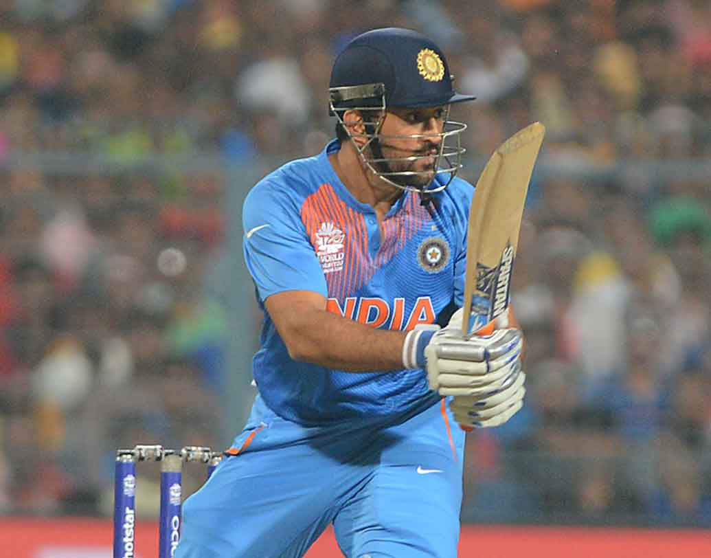 বিপক্ষ অস্ট্রেলিয়া, গুয়াহাটি, ২০১৭: ১৬ বলে ১৩ রান করে প্যাভিলিয়নে ফেরেন এমএসডি।