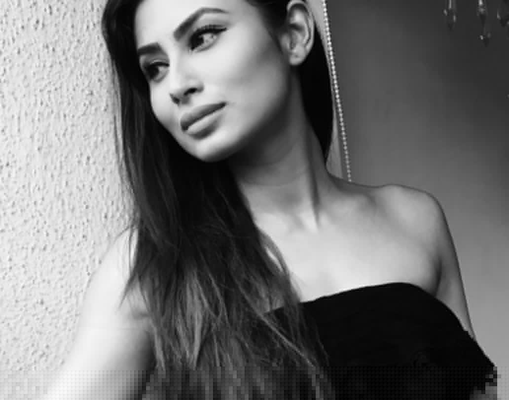 বিগ বস সিজন টেন-এও গিয়েছিলেন মৌনী। সেখানেও বেশ নজর কেড়েছিলেন সলমনের।