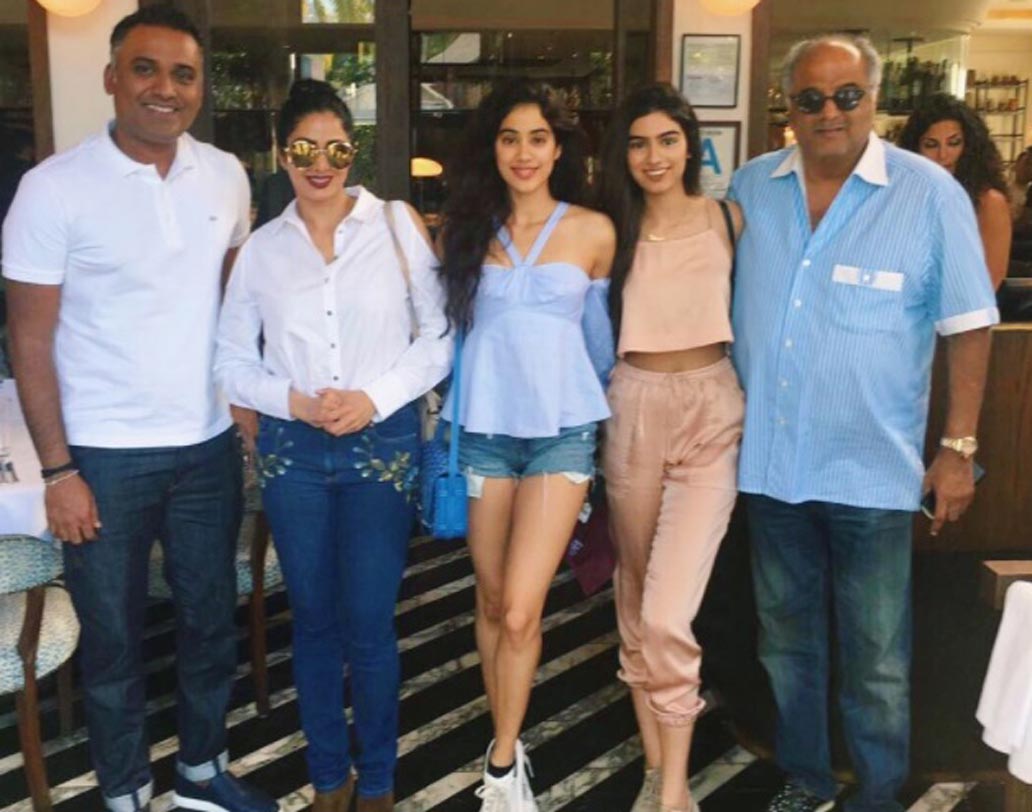 দুই মেয়ে ও স্বামীকে নিয়ে মুম্বইতেই থাকেন শ্রীদেবী। তবে এই মুহূর্তে বাইরে রয়েছেন কিনা জানা যায়নি। মেয়ের জন্মদিনে দূরে থাকার কারণেই হয়তো ইনস্টাগ্রাম পোস্টে ‘মিস’ করার কথা লিখেছেন তিনি।