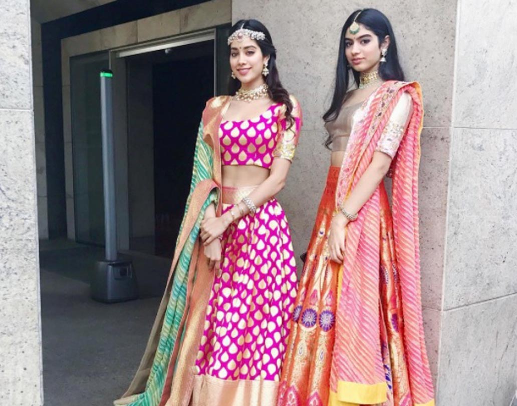 সোশ্যাল মিডিয়াতে হামেশাই শ্রীদেবী তাঁর দুই মেয়ের ছবি পোস্ট করেন। বড় মেয়ে জাহ্নবীর খুব শীঘ্রই বলিউড অভিষেকের গুঞ্জন শোনা গেলেও, ছোট মেয়ে খুশির কেরিয়ার প্ল্যান নিয়ে বিশেষ কিছু এখনও জানা যায়নি। ছবিতে ডানদিকে খুশি, বাঁদিকে জাহ্নবী।