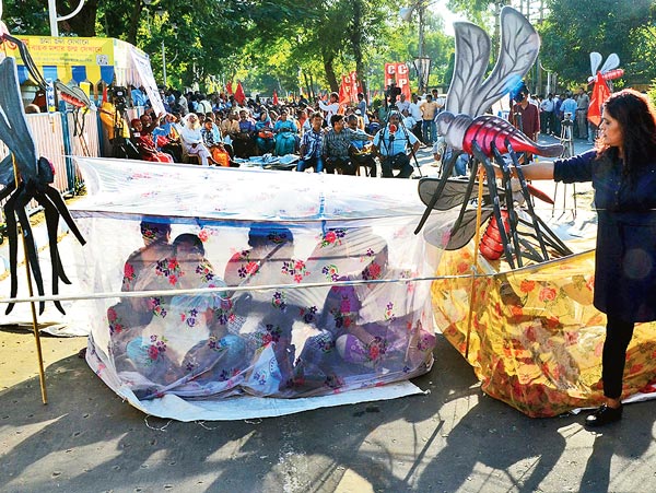 বর্ম: সল্টলেকে স্বাস্থ্য ভবন চত্বরে মশারি টাঙিয়ে ডেঙ্গি-প্রতিবাদ বামেদের। সোমবার। ছবি: শৌভিক দে।