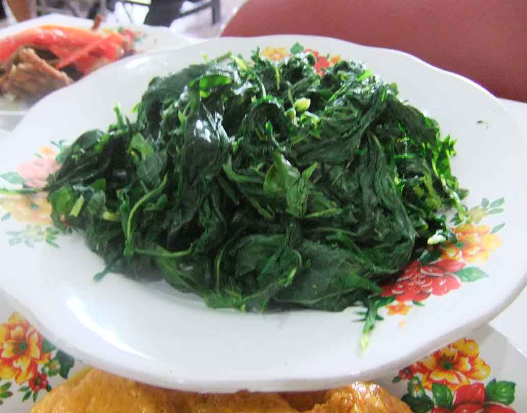 তার সঙ্গে থাকে কিছুটা শাকসবজি। আর ওমলেটের সঙ্গে থাকে গোলমরিচ ও সামান্য চিজ।