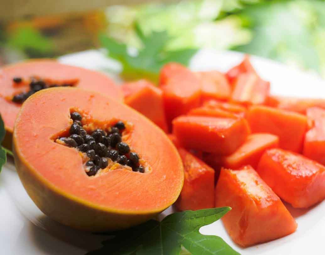 এর পর পালা ফলের। সাধারণত কয়েক টুকরো পেঁপে, ড্রাগন ফ্রুট, তরমুজ থাকে ভারতীয় অধিনাকের ডায়েটে।