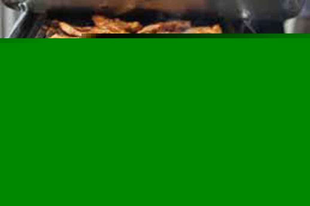 লাঞ্চে বিরাটের পছন্দ গ্রিলড চিকেন, ম্যাশড পোট্যাটো এবং অবশ্যই শাক সবজি।