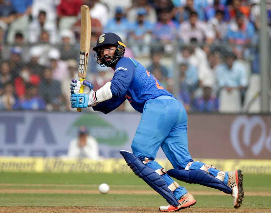 দীনেশ কার্তিক: গত ম্যাচে চার নম্বরে বিরাটের সঙ্গে পার্টনারশিপ করেছিলেন শ্রেয়াস। কিন্তু তাতে মন ভরেনি নির্বাচকদের। তাঁর বদলে দলে আসতে পারেন কার্তিক।