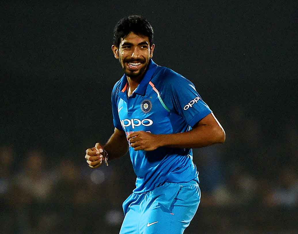 যশপ্রিত বুমরা: এই মুহূর্তে ভারতীয় বোলিংয়ের অন্যতম ফলা বুমরা। দ্বিতীয় ম্যাচে যখন প্রায় সব বোলার মার খেয়েছেন, তখন বুমরা ৪ ওভারে রান দিয়েছেন মাত্র ২৩।