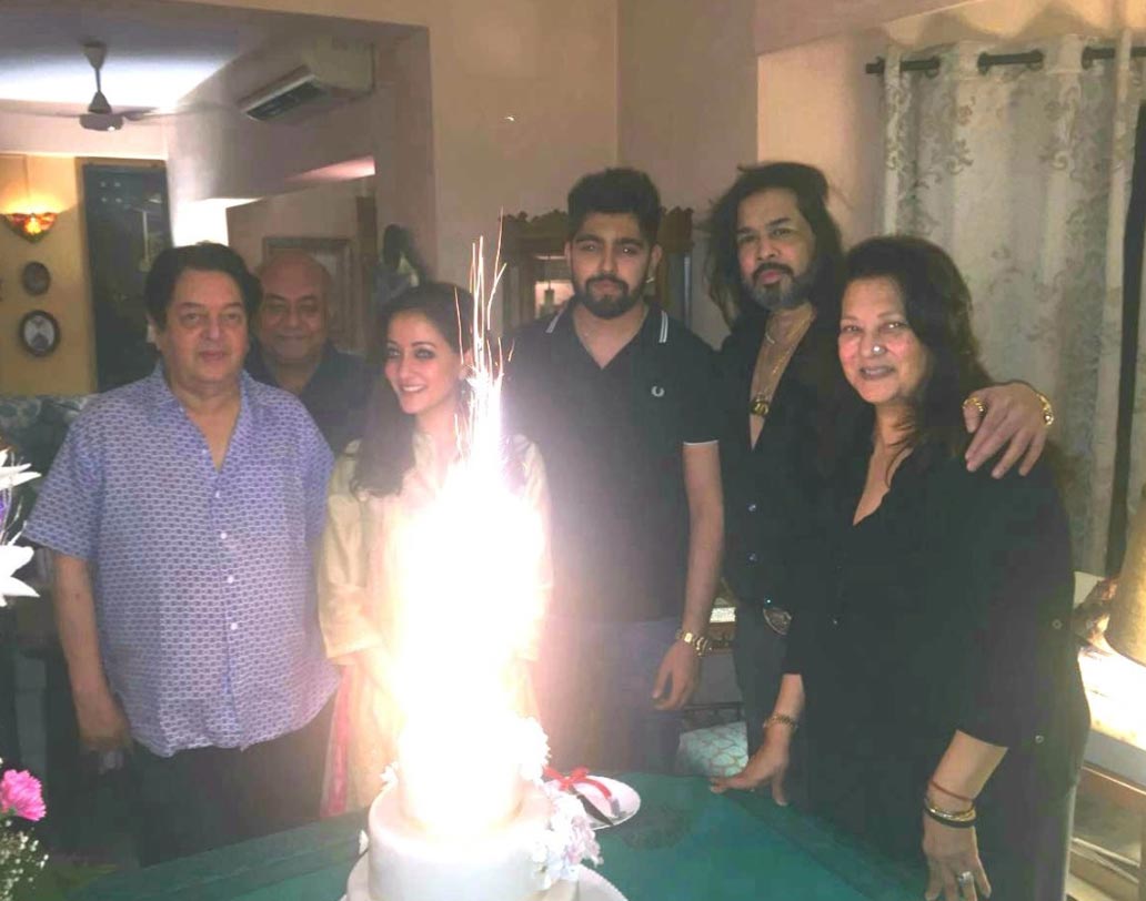 সোমবার রাতেই কেক কেটেছেন অভিনেত্রী। এক ফ্রেমে ধরা পরেছেন রাইমার বাবা-মা এবং কয়েকজন ঘনিষ্ঠ ব্যক্তি। মিসিং শুধু রিয়া।