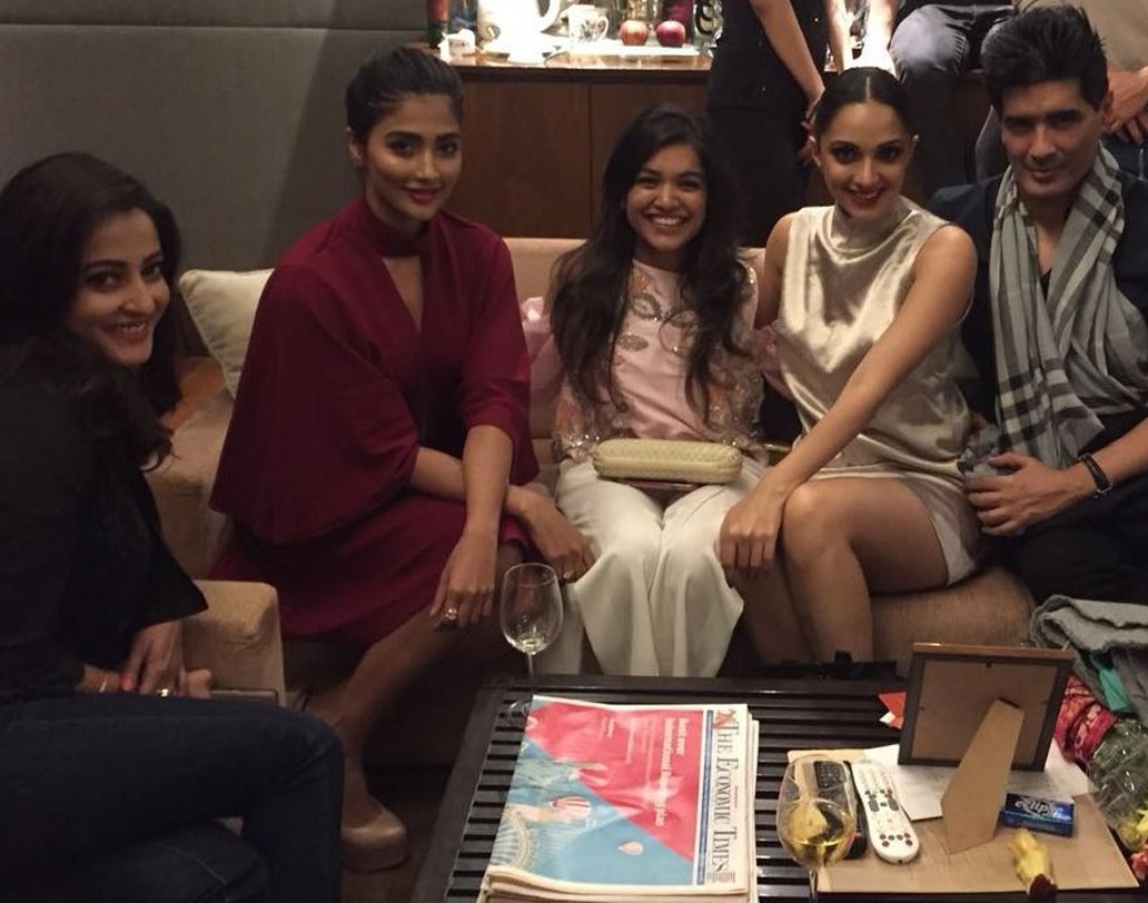 মাঝ রাতে কেক কাটার আগে বন্ধুদের সঙ্গে এই ছবি টুইটারে পোস্ট করেছিলেন রাইমা। রয়েছেন মণীশ মালহোত্রও।