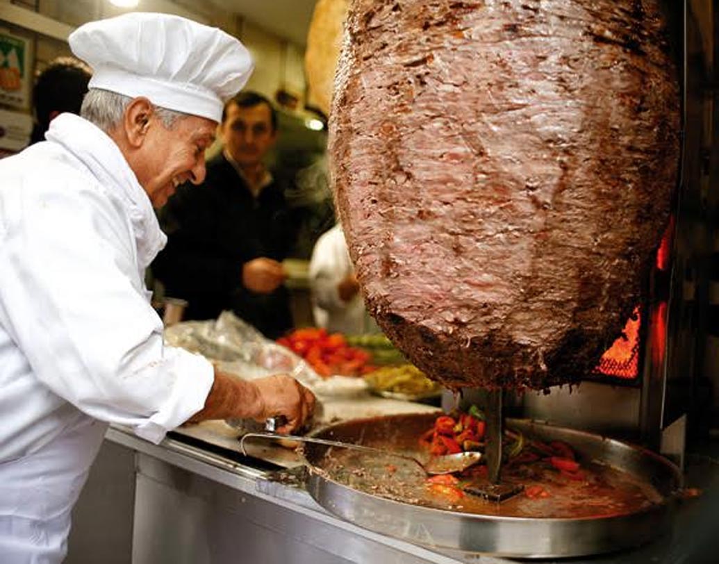 দোনার কাবাব। স্ট্রিট ফুড হিসেবে তুরস্কের দোনার কাবাব নাম ছড়ালেও এটি এখন ঠাঁই করে নিয়েছে নামীদামি রেস্তোরাঁয়। সাধারণত ভেড়ার মাংস দিয়ে এই কাবাব তৈরি হলেও চিকেন বা বিফ-এর দোনার কাবাবও হয়। একটি লম্বা শিকে গেঁথে টোম্যাটো, পেঁয়াজ ও লঙ্কামাখানো ভেড়ার মাংস হালকা আঁচে ঝলসে নেওয়া হয়। জিভে জল এসে গেলেও এক প্লেটে রয়েছে ৯৯২ ক্যালোরি।