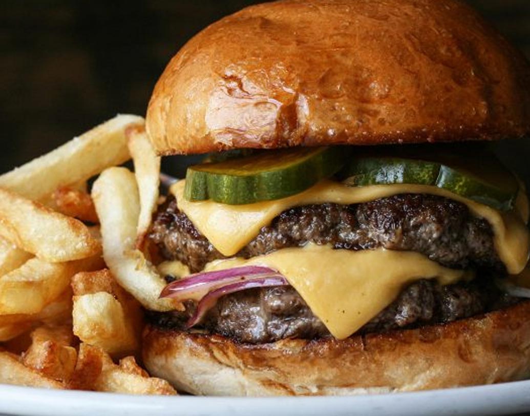 হ্যামবার্গার আর ফ্রাই। জার্মানিতে এর আদি বাসস্থান হলেও মার্কিন মুলুকের জনপ্রিয়তা তুঙ্গে। মাংসের প্যাটির গলানো চিজ, স্যালাড, পিকল্‌স, মাস্টার্ড। আর উপরে-নীচে হোয়াইট ব্রেড বান। সঙ্গে অঢেল ফ্রেঞ্চ ফ্রাই। একটা মাঝারি মাপের বার্গারে রয়েছে ৭০০ ক্যালোরি।