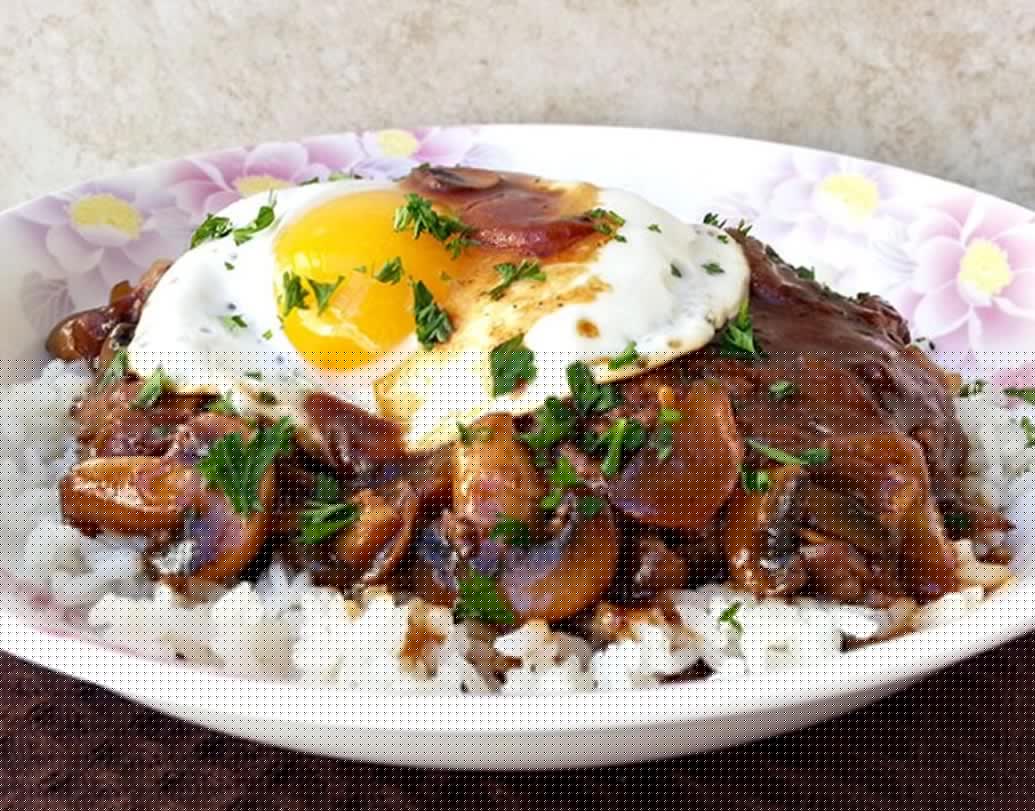 লোকো মোকো। দ্বিতীয় বিশ্বযুদ্ধের পর হাওয়াইয়ের একটি স্থানীয় রেস্তোরাঁয় তৈরি হয়েছিল এই ডিশ। হোয়াইট রাইসের উপর নরম মাংসের টুকরো, সঙ্গে ডিম ভাজা এবং গ্রেভি। এক প্লেটে রয়েছে ৬৫০ ক্যালোরি।