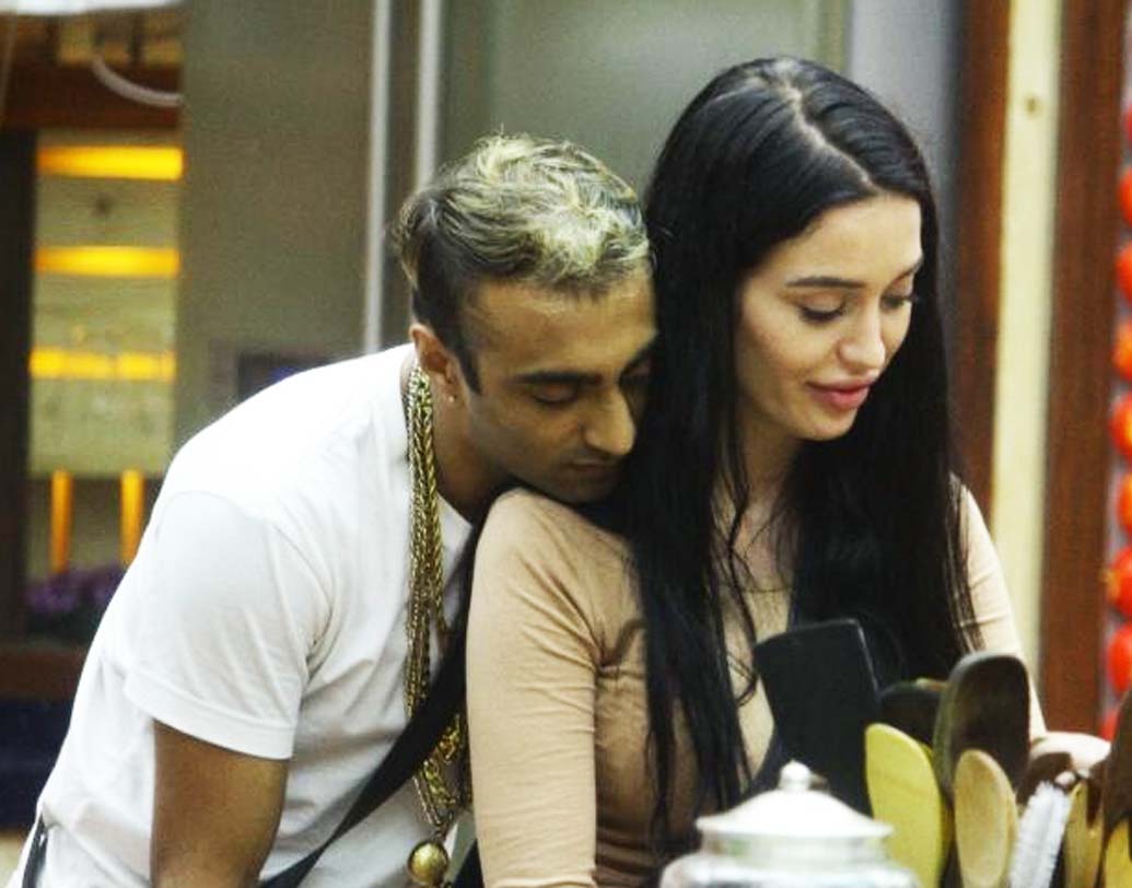 আকাশের জন্ম ভারতে, কিন্তু পড়াশোনার সূত্রে দীর্ঘদিন ধরে আমেরিকায় থেকেছেন আকাশ। আমেরিকায় রোনাল্ড রিগ্যাল হাই স্কুলে পড়াশোনা শুরু করেন আকাশ। তার পর নর্থ ক্যারোলিনার অ্যালবেমারলে হাই স্কুলে পড়েন এই র‌্যাপার।