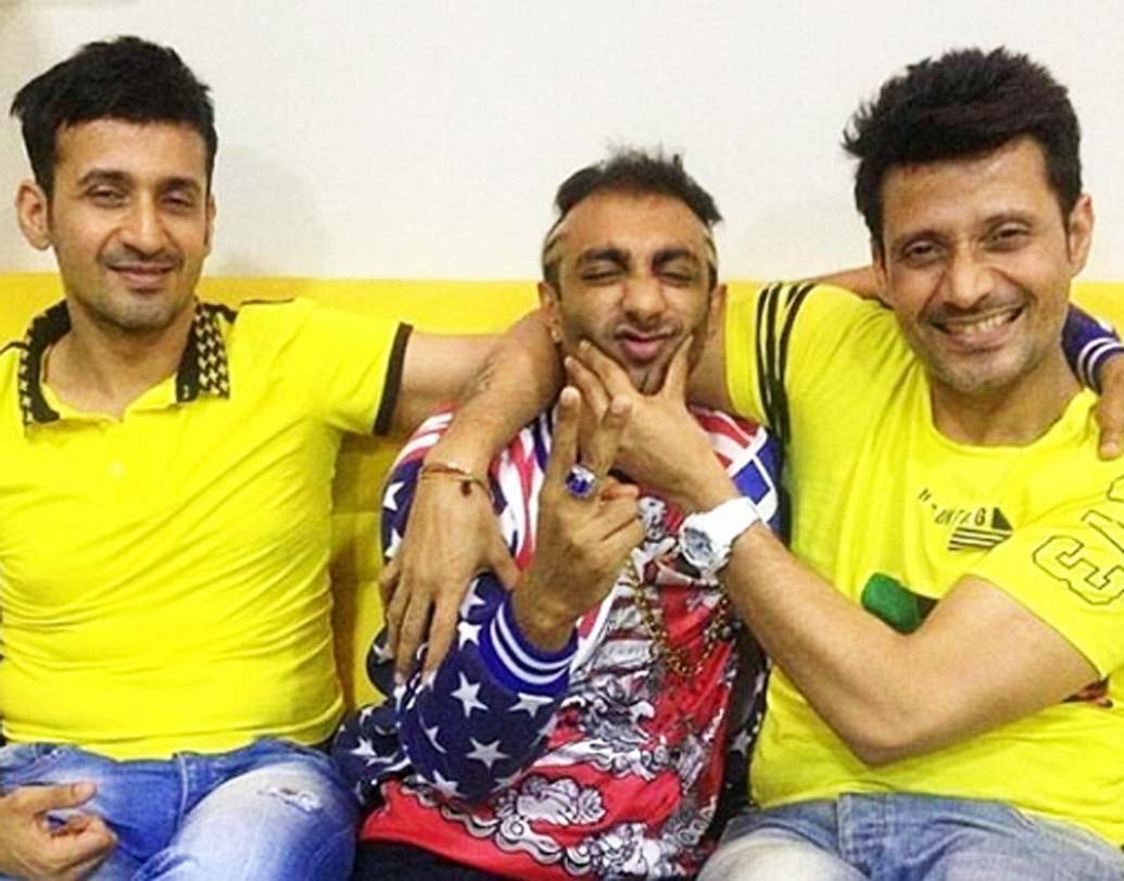 ‘মিট ব্রাদার্স’ এর সঙ্গে একটি হিন্দি ছবিতে র‌্যাপ গেয়েছেন আকাশ। ‘রয়’ ছবিটতে ‘চিটিয়া কলাইয়া’ গানের মধ্যে যে র‌্যাপটি রয়েছে, সেটি আকাশের গাওয়া।