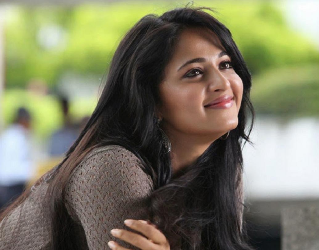 জানেন কি অভিনয় জগতে পা রাখার আগে অনুষ্কা যোগা প্রশিক্ষক ছিলেন? শরীরচর্চায় বরাবরই আগ্রহ রয়েছে অনুষ্কার। অভিনেত্রী হওয়ার পরেও কিন্তু যোগভ্যাস ছাড়েননি তিনি।