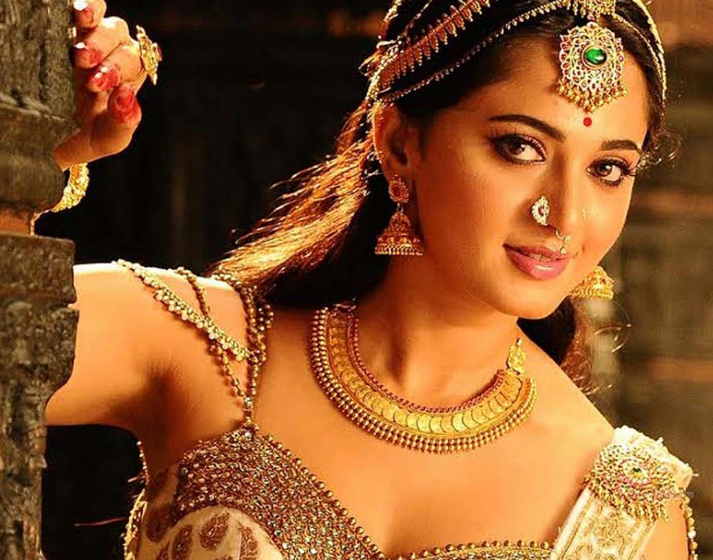 অনুষ্কা কিন্তু বাহুবলীর ‘দেবসেনা’র আসল নাম নয়। তাঁর নাম সুইটি শেট্টি। কিন্তু অনুষ্কা নামেই দক্ষিণে সর্বাধিক পরিচিতি পান এই অভিনেত্রী।